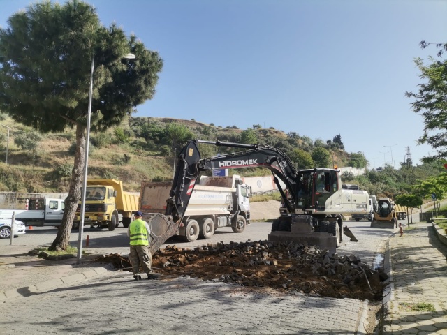 “VATANDAŞLARIMIZI KONFORLU VE GÜVENLİ YOLLAR İLE KARŞILAYACAĞIZ”
Aydın Büyükşehir Belediye Başkanı Özlem Çerçioğlu tam kapanma döneminde özellikle yol yapım çalışmalarına hız verdiklerini belirterek, “Çalışmalarımız aralıksız olarak sürdürüyoruz. Tam kapanma dönemi bizler için iyi bir fırsat oldu. Trafikte araç sayısının azalması nedeniyle ekiplerimiz çalışmalarında çok daha hızlı yol alıyor. Vatandaşlarımız evlerinde bu süreci sağlık içerisinde geçirdikten sonra onları yenilenmiş daha konforlu ve güvenli yollar ile karşılayacağız.” dedi.