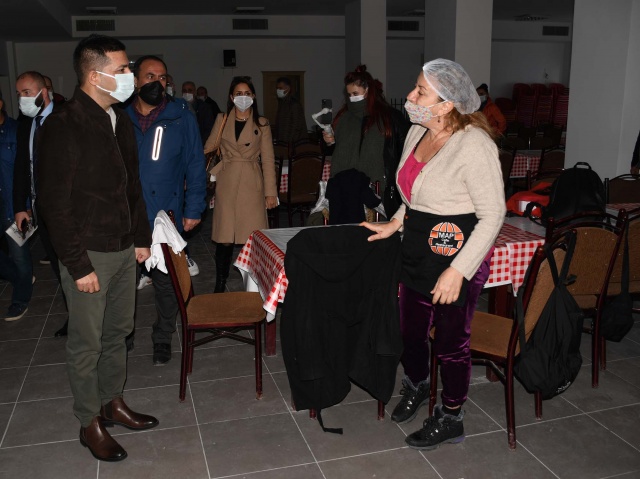 “ÇALIŞMALAR SON AŞAMAYA GELDİ”
Hacı Bektaş Veli Anadolu Kültür Vakfı Kuşadası Şube Başkanı Erdal Kılınç ise Kuşadası Cemevi’nin inşasının tamamlanmasına öncülük eden Belediye Başkanı Ömer Günel ve tüm hayırseverlere teşekkür ederek “Cemevimiz yaklaşık 23 senedir tamamlanmayı bekliyordu. 2000’li yılların başlarında kabası tamamlanan cemevimize o süreçten sonra sadece hayırsever hemşehrilerimizin destekleriyle bir şeyler yapılabilmişti. Belediye Başkanımız Ömer Günel’in öncülüğünde ibadethanemizin inşasını tamamlamak için bir seferberlik başladı. 6 ay gibi kısa bir sürede cemevimizde çalışmalar son aşamaya geldi. Emeği geçen herkese çok teşekkür ederiz” dedi.