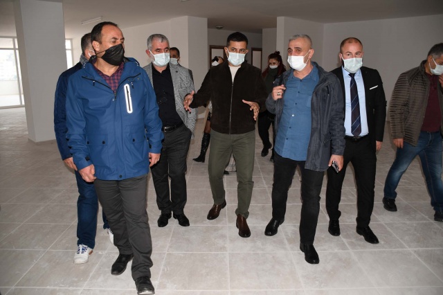 Kuşadası Belediye Başkanı Ömer Günel, yapımına 23 yıl önce başlanan Hacı Bektaş Veli Anadolu Kültür Vakfı Kuşadası Cemevi’ni ziyaret ederek hayırseverlerin desteğiyle sürdürülen çalışmaları inceledi. Burada Hacı Bektaş Veli Anadolu Kültür Vakfı Kuşadası Şube Başkanı Erdal Kılınç ve Yönetim Kurulu Üyeleri ile bir araya gelen Başkan Ömer Günel, Kuşadası Cemevi’nin Türkiye’nin 3’üncü büyük cemevi olacağını belirterek “İbadethanenizi yeni yüzüyle Nisan ayı içerisinde hizmete açmayı planlıyoruz” dedi.