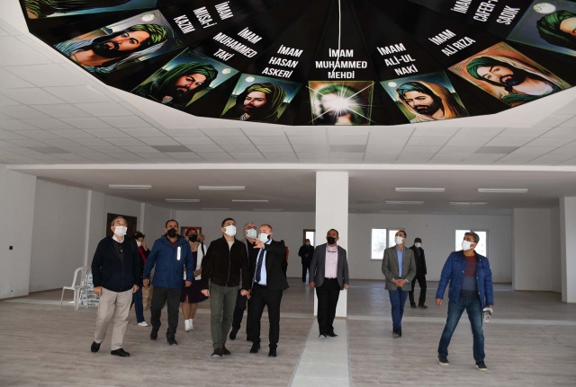 Adaylık dönemimde cemevimizi tamamlayacağımıza dair bir söz vermiştim. Dün ne dediysem bugün de arkasındayım.  Bugün o sözü tutmuş olmanın mutluluğunu yaşıyorum. Kuşadası Belediyesi olarak kentimizde bulunan hayırseverlerle birlikte binanın fiziki koşullarını düzeltmek, ihtiyaçları ve eksikleri gidermek için gerekli desteği sunduk. Alevi dostlarımızın ibadetlerini yerine getirebileceği, özel günlerinde bir araya gelebilecekleri ve kültürlerini yaşatabilecekleri cemevimizi Nisan ayında hizmete açmayı planlıyoruz” diye konuştu.