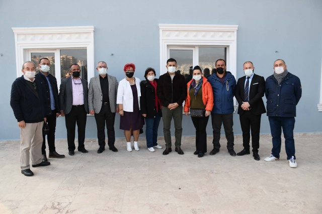 “SÖZÜMÜZÜ TUTTUK”
Cemevi’ni ziyaret ederek yürütülen çalışmalarla ilgili olarak incelemelerde bulunan Kuşadası Belediye Başkanı Ömer Günel, Alevilerin Kuşadası’nın önemli bir bileşeni olduğunu belirterek “23 yıldır tamamlanamamış olan bir cemevi Kuşadası’nda yaşayan 20 bin Alevi ve Bektaşi vatandaşımıza yapılmış bir ayıptı. Bu cemevi her dönem siyasete alet oldu. Her gelen belediye başkanı cemevinin yapımını tamamlayacağını söyledi. Fakat bir çivi bile çakılmadığına hep  beraber tanıklık ettik. Cemevinin yapımının bitmemesi beni de çok üzen bir durumdu.