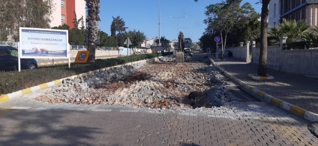 DİDİM İNÖNÜ BULVARI’NIN ALT VE ÜST YAPISI SIFIRLANIYOR
Didim İnönü Bulvarı’nda yoğun çalışmalarını sürdüren Büyükşehir ekipleri, yaz aylarında artan nüfusla birlikte sıklıkla kullanılan ve zaman içerisinde yıpranan İnönü Bulvarı’nı sıcak asfalt çalışması yaparak yenileyecek. 
Yolda asfalt söküm işlemi sürerken bir yandan da altyapı çalışmalarına hız verildi. Aydın Su ve Kanalizasyon İdaresi Genel Müdürlüğü de Fen İşleri ekipleri ile koordineli olarak İnönü Bulvarı’nda çalışma gerçekleştiriyor. Bulvardaki altyapı yenileme çalışması ardından sıcak asfalt kaplaması yapılarak İnönü Bulvarı Didimlilerin hizmetine sunulacak.