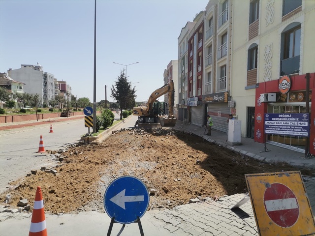 TEKSTİL BULVARI YENİLENİYOR
Aydın Büyükşehir Belediyesi tarafından 100 milyon TL bedelle kamulaştırılarak Aydınlıların ortak noktası değeri haline getirilen Tekstil Park Yaşam Alanı’nda restorasyon ve yapım çalışmaları sürerken bir yandan da bağlantı yolları da yenilemesi yapılıyor. 
Tekstil Bulvarı’nda çalışmalarına başlayan Büyükşehir ekipleri, yoldaki parke taşlarının sökümüne başladı. Altyapı ve asfalt hazırlık çalışmalarının ardından kaldırım, peyzaj ve sıcak asfalt çalışması yapılacak olan yolda yeni bir görünüme sahip olacak.