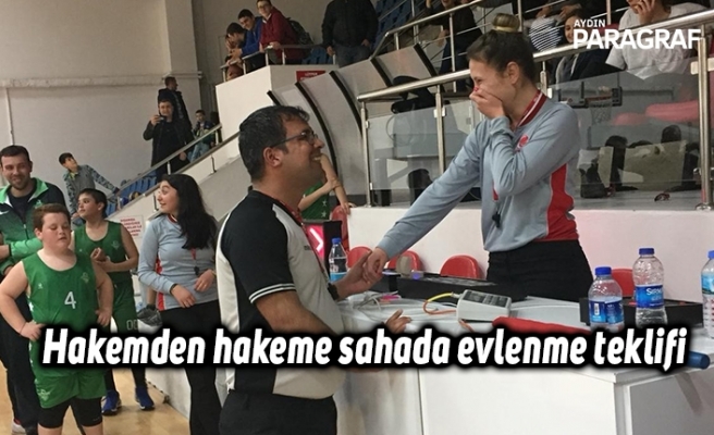 Hakemden hakeme sahada evlenme teklifi
