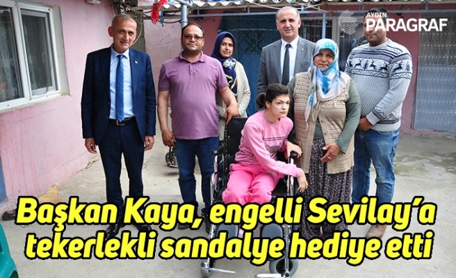 Başkan Kaya, engelli Sevilay’a tekerlekli sandalye hediye etti