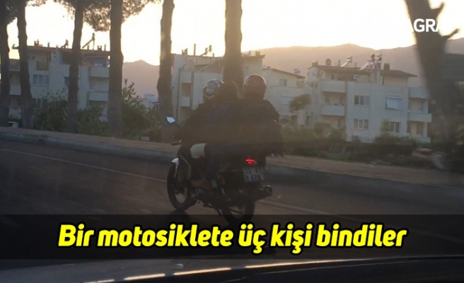 Bir motosiklete üç kişi bindiler