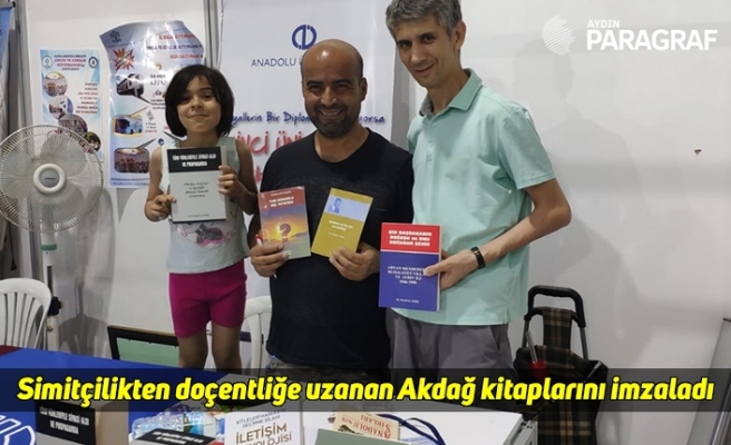 Simitçilikten doçentliğe uzanan Akdağ kitaplarını imzaladı