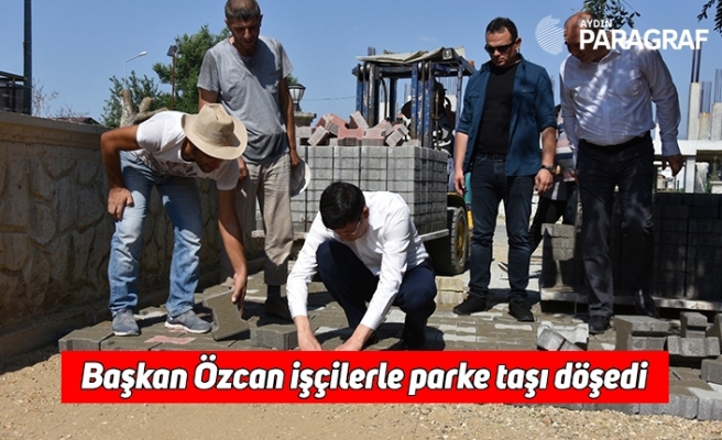 Başkan Özcan işçilerle parke taşı döşedi