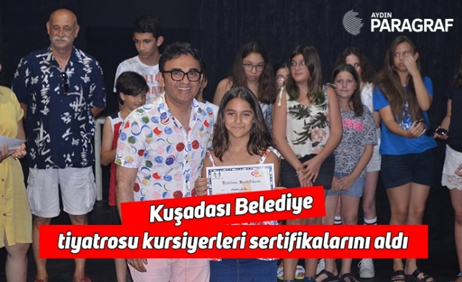 Kuşadası Belediye tiyatrosu kursiyerleri sertifikalarını aldı