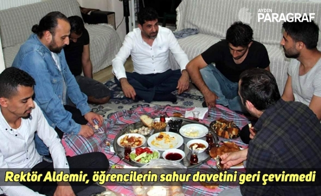 Rektör Aldemir, öğrencilerin sahur davetini geri çevirmedi