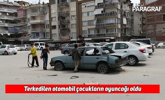 Terkedilen otomobil çocukların oyuncağı oldu