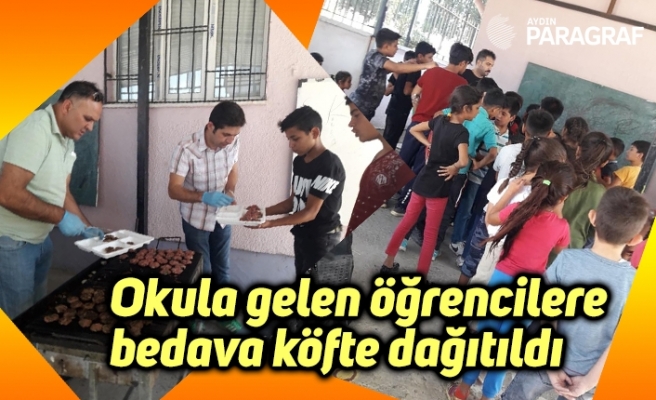 Okula gelen öğrencilere bedava köfte dağıtıldı