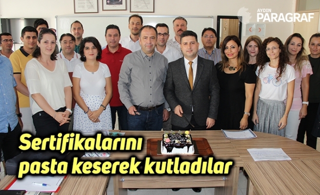Sertifikalarını pasta keserek kutladılar