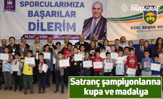 Satranç şampiyonlarına kupa ve madalya