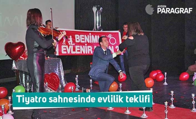 Tiyatro sahnesinde evlilik teklifi