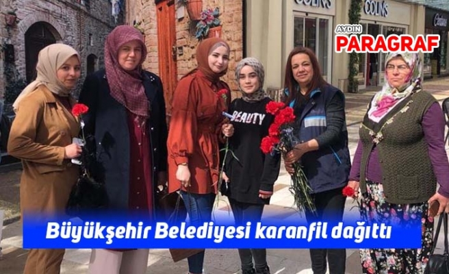 Büyükşehir Belediyesi karanfil dağıttı
