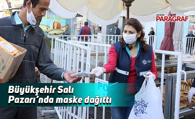 Büyükşehir Salı Pazarı’nda maske dağıttı