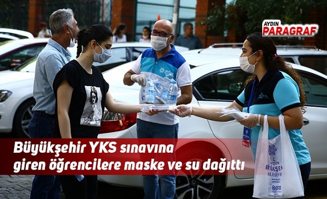 Büyükşehir YKS sınavına giren öğrencilere maske ve su dağıttı