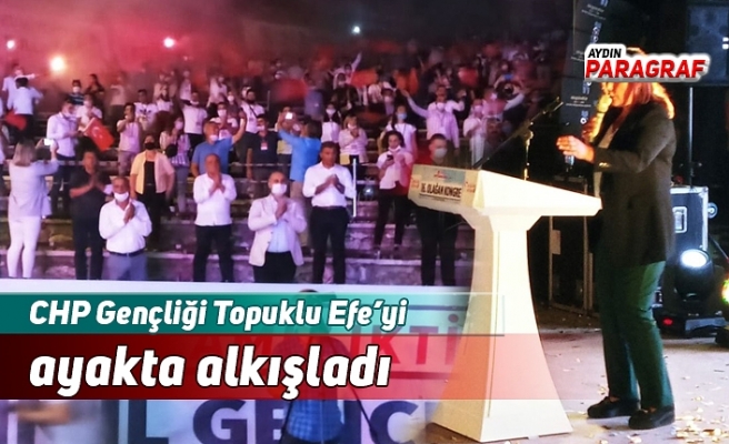 CHP Gençliği Topuklu Efe’yi ayakta alkışladı