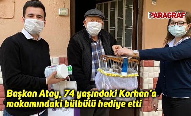 Başkan Atay, 74 yaşındaki Korhan’a makamındaki bülbülü hediye etti