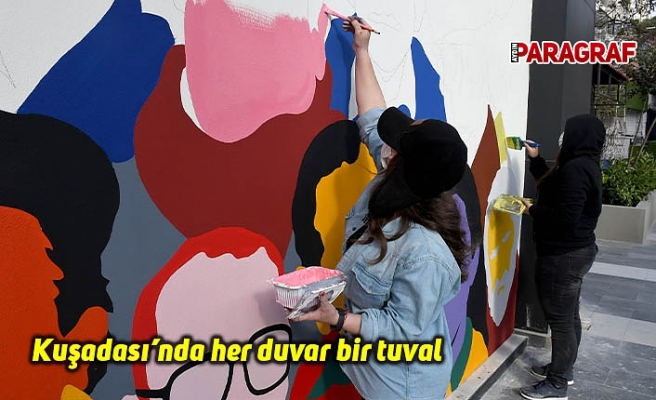 Kuşadası’nda her duvar bir tuval
