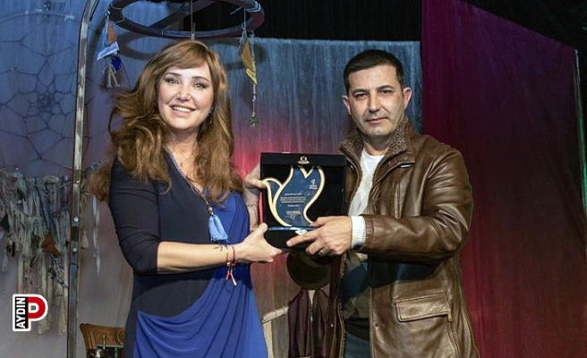 Berna Laçin Kuşadası’nda kadınlar için sahne aldı