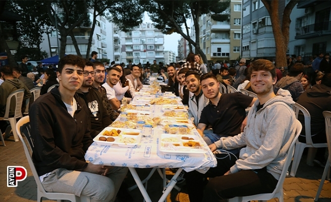 ABB’nin iftarına öğrenciler akın etti