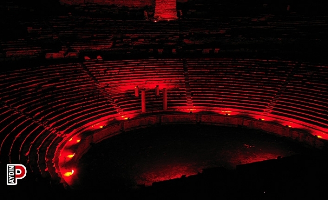 Milet Antik Kenti Kırmızıya Boyandı