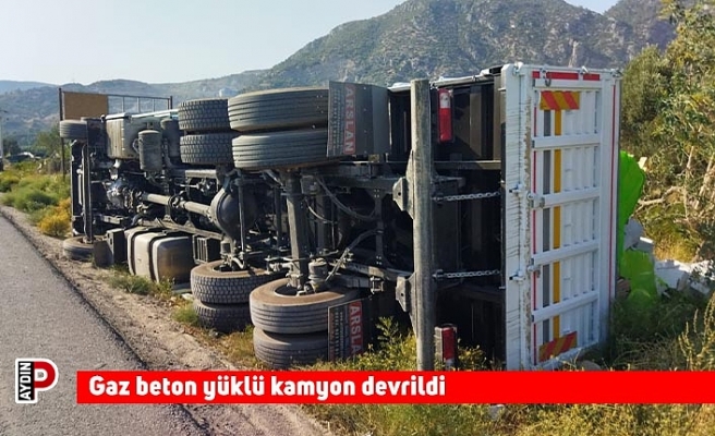 Gaz beton yüklü kamyon devrildi