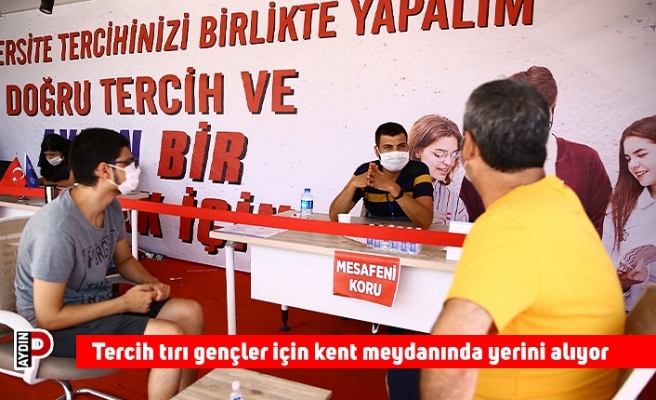 Tercih tırı gençler için kent meydanında yerini alıyor