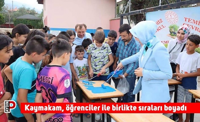 Kaymakam, öğrenciler ile birlikte sıraları boyadı