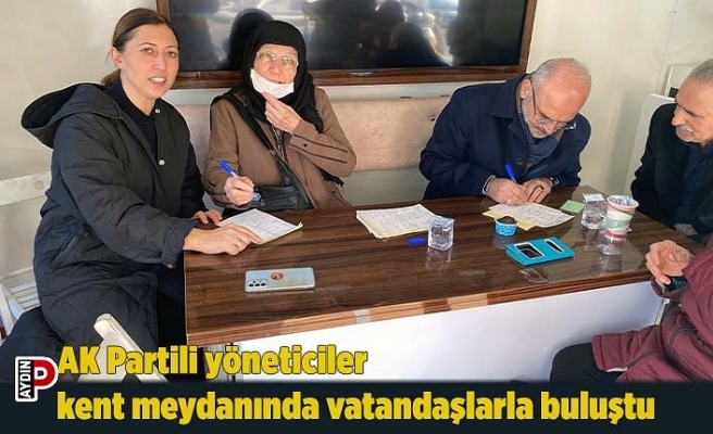 AK Partili yöneticiler kent meydanında vatandaşlarla buluştu