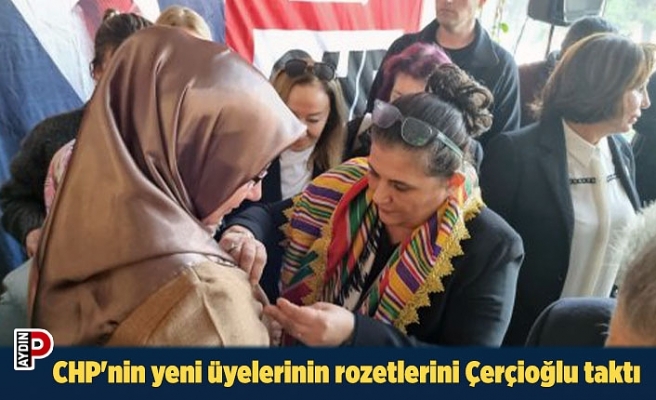 CHP'nin yeni üyelerinin rozetlerini Çerçioğlu taktı