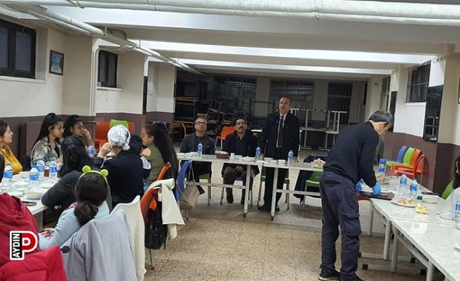 Aydın Lisesi’nde depremzede öğrenci ve velileri iftarda buluştu
