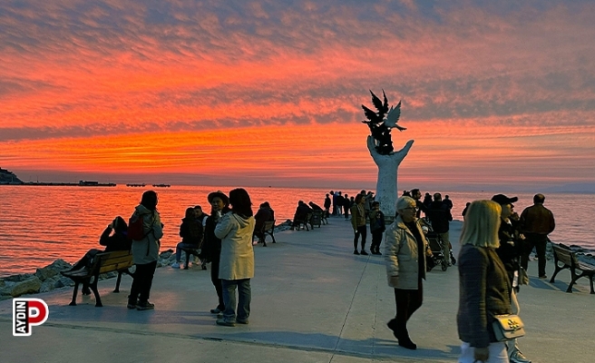 Kuşadası'nda gün batımı izleyenleri mest etti