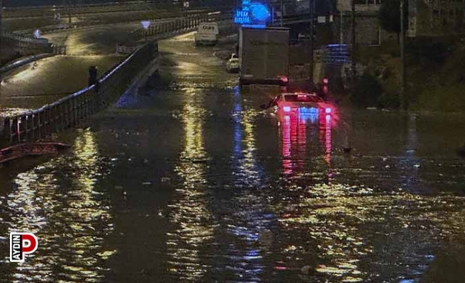 Kuşadası’nda yollar göle döndü, sürücüler zor anlar yaşadı