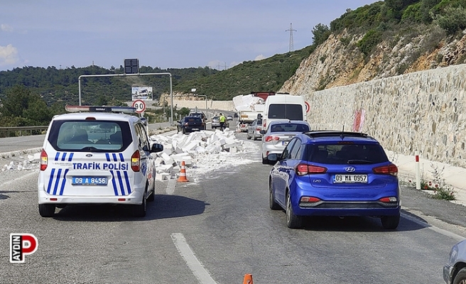 Gaz betonlar Tırdan yola savruldu
