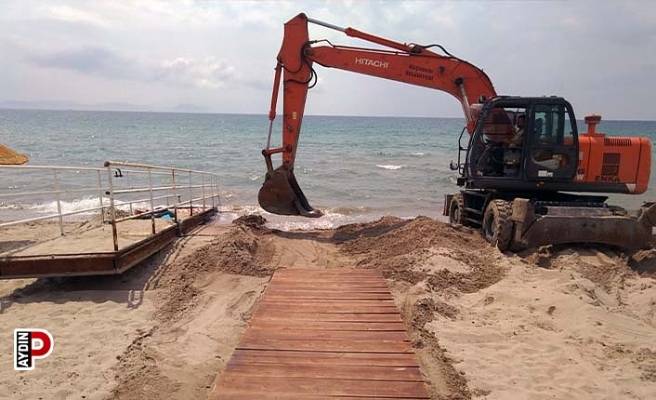 Kuşadası Belediyesi denizde de engelleri kaldırıyor