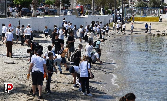 Kuşadası sahil bandında temizlik çalışması yapıldı