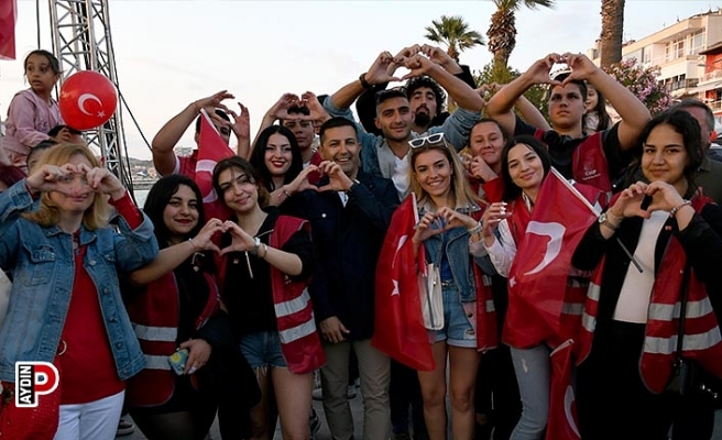 Kuşadası’nda 19 Mayıs Coşkusu Derya Uluğ konseri ile zirve yaptı