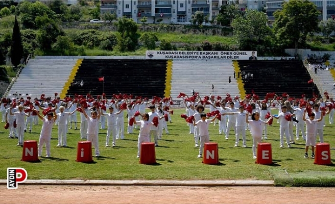 Kuşadası’nda 19 Mayıs kutlamaları renkli görüntülere sahne oldu