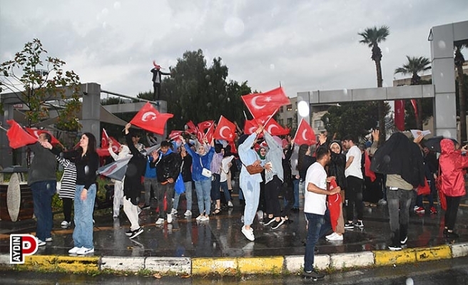 Söke'de Cumhurbaşkanı Erdoğan'ın seçim zaferi meydanda kutlandı