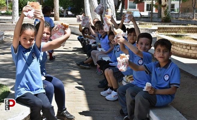 Aydın'da öğrencilerin balık ekmek keyfi