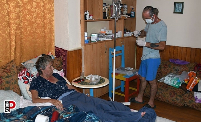 Bağırsakları dışarıda yaşam mücadelesi veriyor