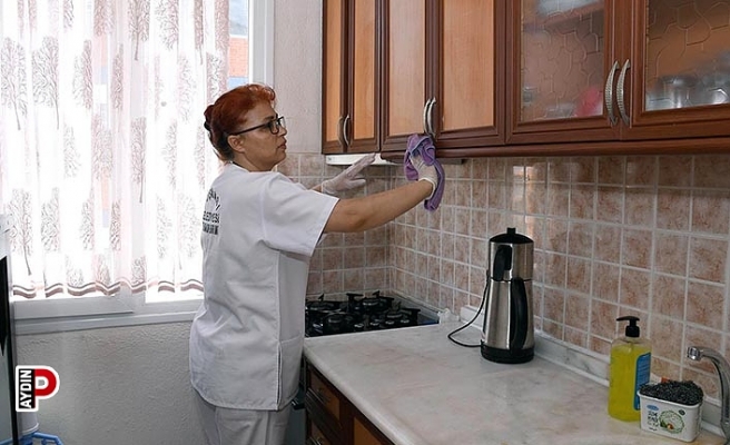 Kuşadası Belediyesi Evde Bakım Birimi vatandaşların yanında