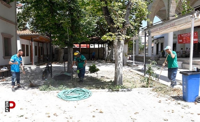 Kuşadasi Belediyesi ilçeyi bayrama hazırlıyor