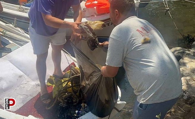 Kuşadası'nda balıkçı barınağı temizlendi