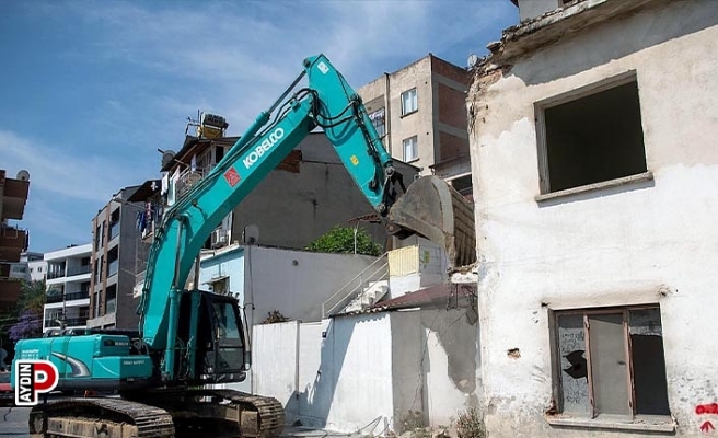 Kuşadası'nda depreme dayanıksız binalar yıkılıyor