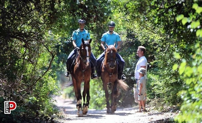 Kuşadası’nda atlı jandarmalar görev başında