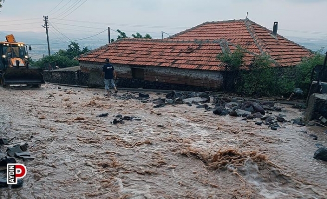 Taşan dere eski köprüyü yıktı